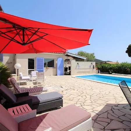 Les Lauriers Blancs Pour 6 Personnes Avec Piscine Privee Et Vue A *